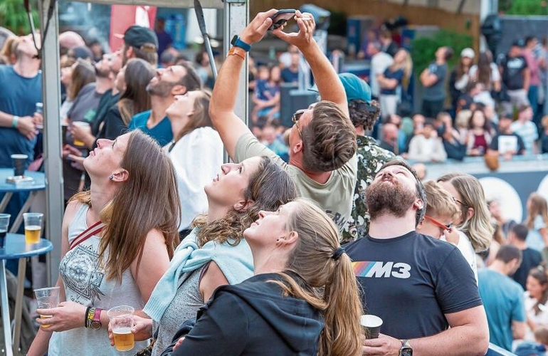 Ja, wo sind sie denn? Zuschauerinnen und Zuschauer halten Ausschau nach den angekündigten Fallschirmspringern. (Bilder Daniel Vaia)