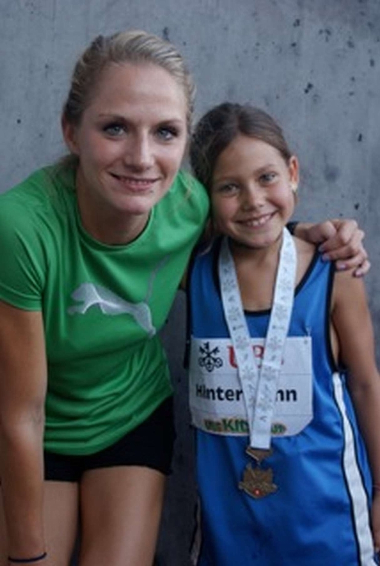 Derya Hintermann (rechts) mit Hürden-Sprinterin Lisa Urech. (Bild zvg.)
