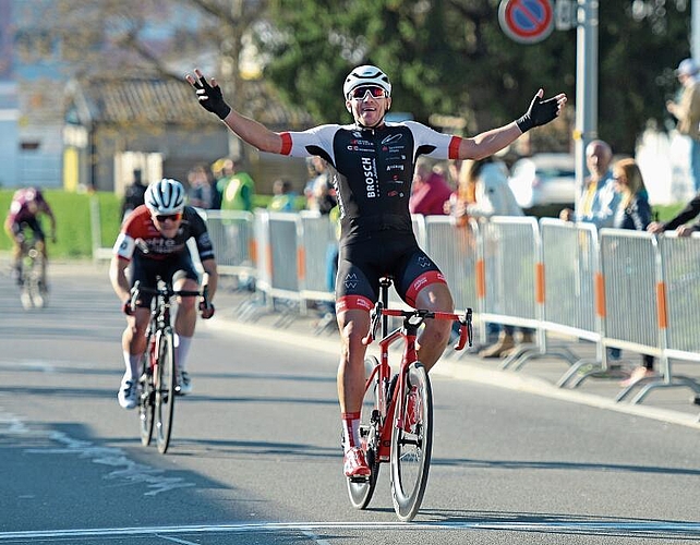 Andreas Mayr freut sich über seinen ersten Sieg in der Schweiz am GP Osterhas.
