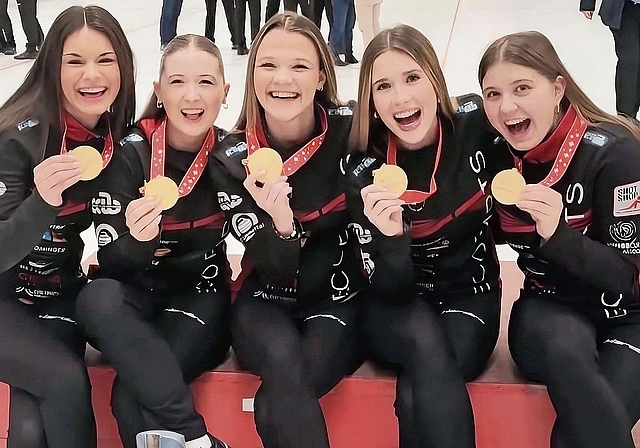 Die erfolgreichen Curlerinnen: (v. l.) Ladina Ramstein, Aniko Székely, Jana Soltermann, Zoe Schwaller und Ersatzspielerin Jana Hählen. (Bild zvg)