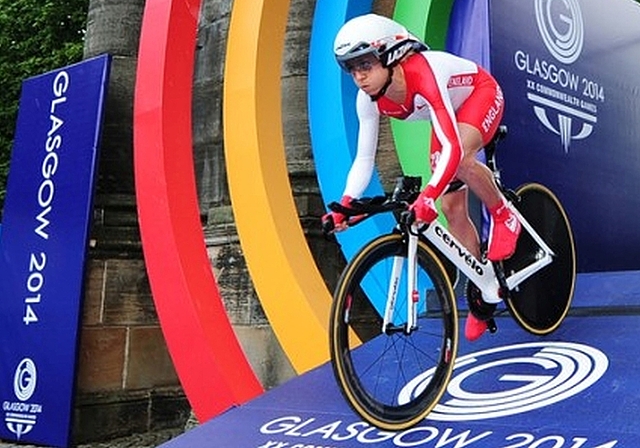 Emma Pooley beim Start zum Zeitfahren. Im Ziel sollten ihr nur sechs Sekunden zu Gold fehlen. (Bild Colin Davis)