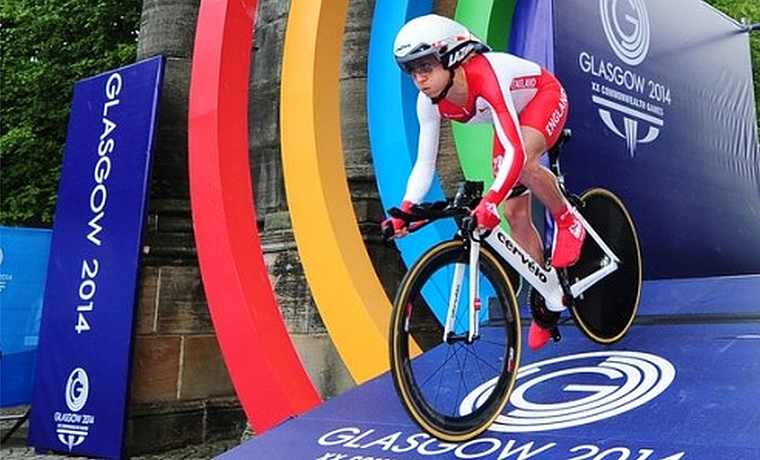 Emma Pooley beim Start zum Zeitfahren. Im Ziel sollten ihr nur sechs Sekunden zu Gold fehlen. (Bild Colin Davis)