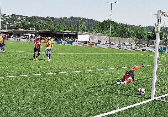 Flavio Peter (Zweiter von links) erzielt haargenau das 2:0 für seine Rotschwarzen. (Bild Kaspar Köchli)