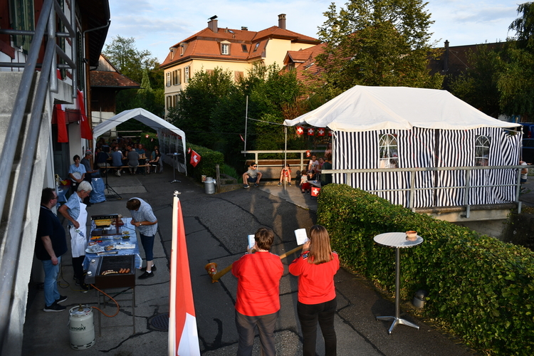 Alphorn-Klänge an der Bundesfeier in Maschwanden. (Bild Dominik Stierli)