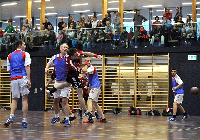 Die erste Mannschaft des Handball Sport Vereins Säuliamt (in Rot) hat am kommenden Samstag in der Stigelihalle in Affoltern ihr erstes 2.-Liga-Heimspiel. (Bild Corina Venzin)
