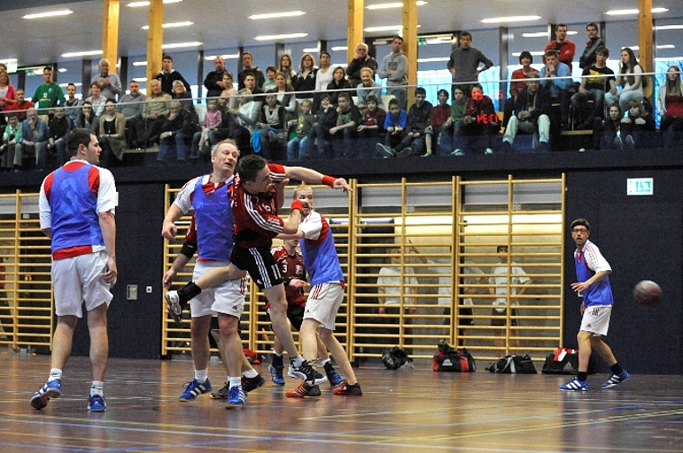 Die erste Mannschaft des Handball Sport Vereins Säuliamt (in Rot) hat am kommenden Samstag in der Stigelihalle in Affoltern ihr erstes 2.-Liga-Heimspiel. (Bild Corina Venzin)
