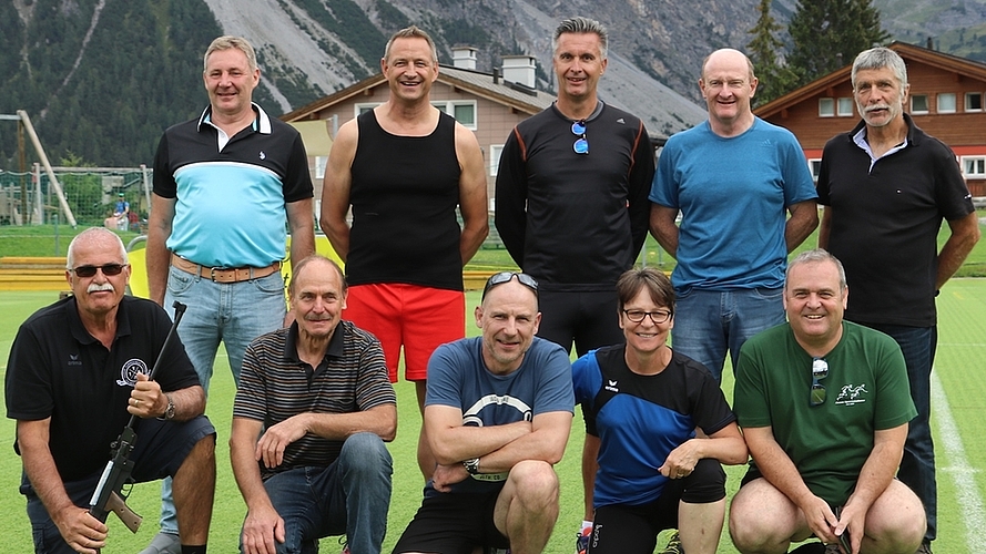 Team Legenden. Hinten von links: Rolf Frei, Reto Götschi, Jean Pierre Stillhart, René Hess und Bruno Heinzer. Vorne: Albert Moroff, Stöff Roth, Urs Fehr, Helen Studer und Hansueli Rüfenacht (Teamcaptain).
