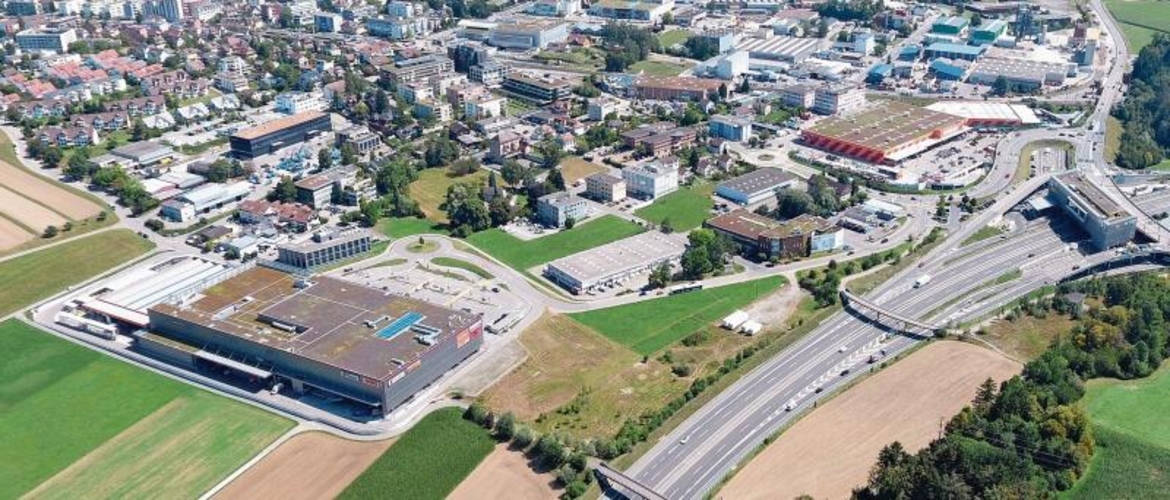 Blick auf den Albispark: Im rechten Teil des Gebäudes ist bis heute Pfister einquartiert, der linke Teil, inklusive der Fläche mit weissem Dach, gehörte OBI und soll nun zu einem Freizeitcenter umgenutzt werden. Das Gebäude ist verkehrstechnisch gut erschlossen, es liegt direkt an der Autobahn. (Bild Stefan Felder)