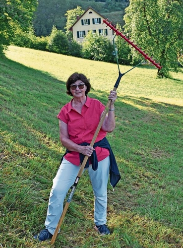 Heidi Mathys, Präsidentin des Vereins Naturnetz Unteramt, auf einem Wiesenabschnitt in Richtung Buchenegg. Der Verein pflegt den teils steilen Hang in aufwendiger Handarbeit. (Bilder Livia Häberling)