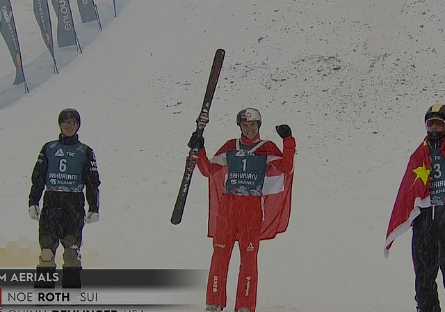 Noé Roth (Mitte) ist der erste Schweizer, der im Aerial eine WM-Goldmedaille errungen hat. (Screenshot SRF)