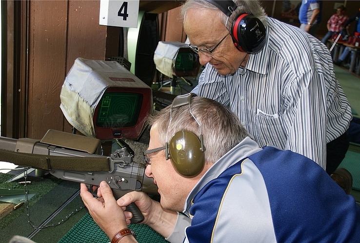 Hans Jenni instruiert Gemeindepräsident Robert Marty.
