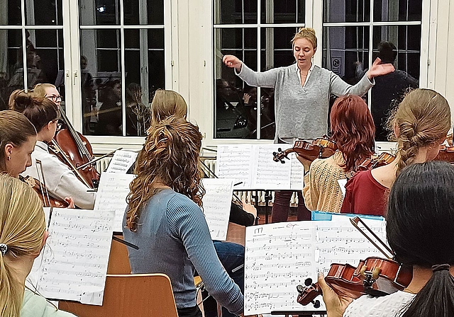 Dirigentin Corinna Camacaro bringt das Jugendorchester Con Brio mit ihrer Begeisterung zu Höchstleistungen. (Bild Regula Zellweger)
