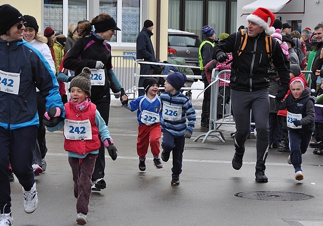 Sichtliche Freude am Laufsport trotz Kälte: Die Mutter/Kind– und Vater/Kind-Kategorie unterwegs. (Bilder Werner Schneiter)
