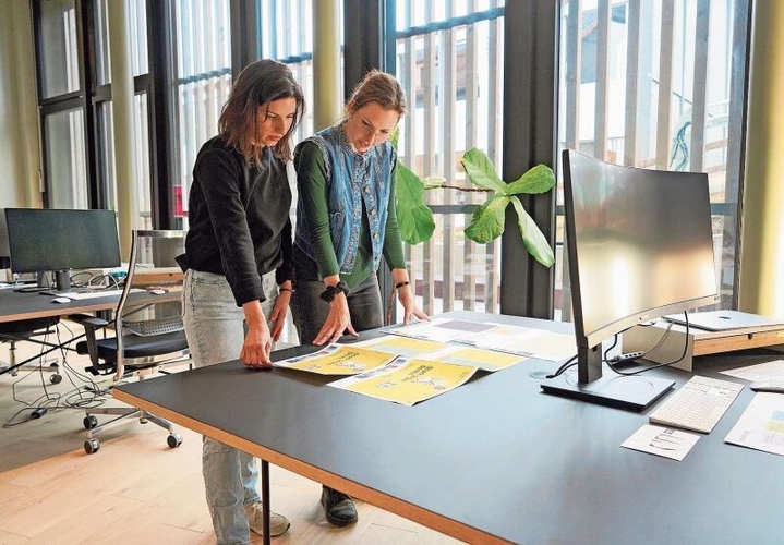 Die Schwestern Cornelia Iten und Monika Kapp in ihrem Büro in Mettmenstetten. (Bilder zvg)