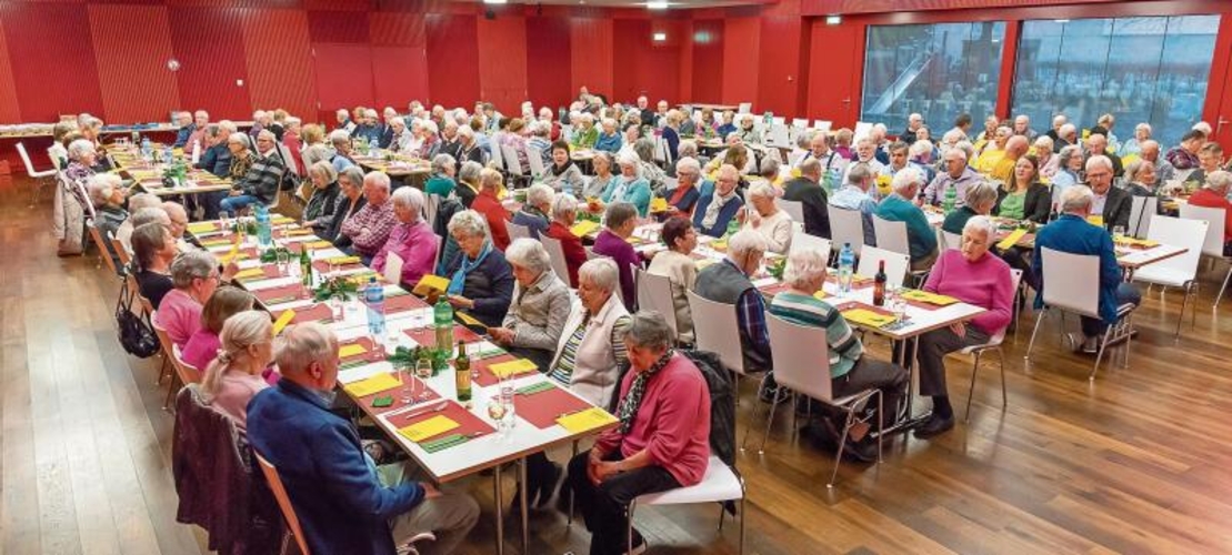 Liessen sich gerne zum Mitsingen einladen: Seniorinnen und Seniorinnen an der Adventsfeier im Kasinosaal in Affoltern. (Bilder Daniel Vaia)