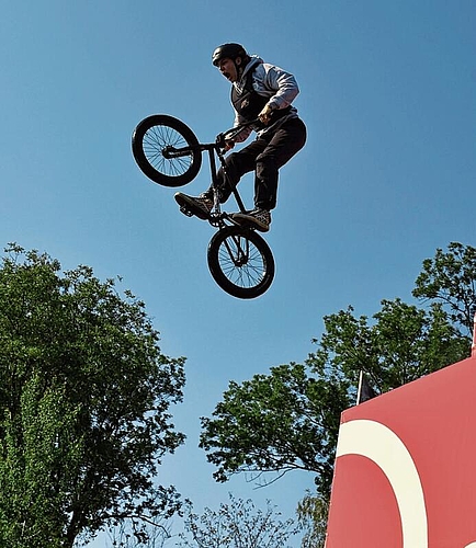 Auch mit dem BMX-Rad wurde die Sprungschanze 
bezwungen und dabei auch Saltos vorgeführt.