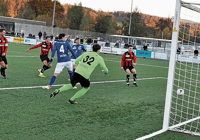 In der Mitte erzielt der 17-jährige WB-Stürmer Gabriel Di Battista die 1:0-Führung für die Rotschwarzen. (Bild Kaspar Köchli)