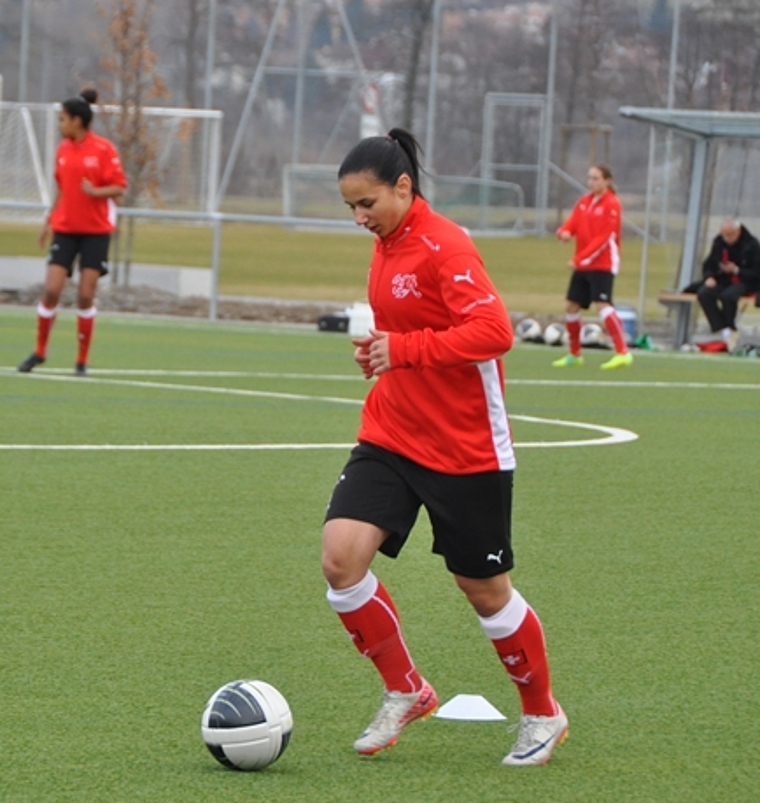 Stark am Ball: Stefani Liebhart mit der U19 im Trainingslager auf der Anlage im «Moos» in Wettswil. (Bild Werner Schneiter)
