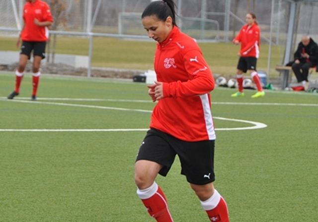 Stark am Ball: Stefani Liebhart mit der U19 im Trainingslager auf der Anlage im «Moos» in Wettswil. (Bild Werner Schneiter)
