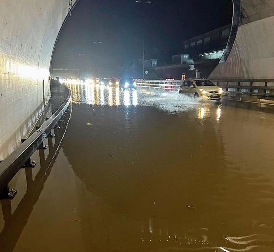 Wasser im Rüteli-Tunnel in Mettmenstetten: Die Feuerwehr musste eine Fahrbahn sperren. (Bild Stützpunktfeuerwehr Affoltern)