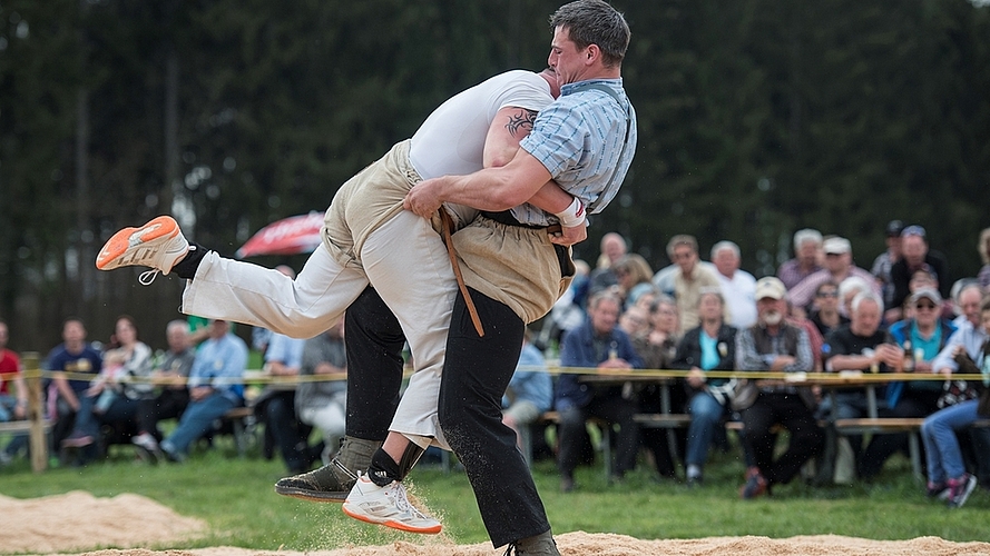 Im Schlussgang bezwingt Samuel Giger (rechts) den Turnerschwinger Stefan Burkhalter.
