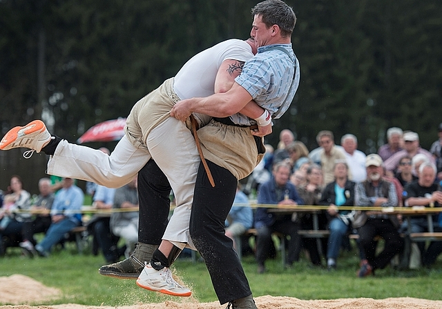 Im Schlussgang bezwingt Samuel Giger (rechts) den Turnerschwinger Stefan Burkhalter.
