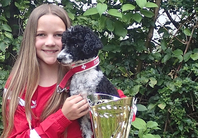 Antonia Lüthi und ihr Straccio wurden in zwei Läufen (Agility und Jumping) je Zweite. Dies reichte für den Gesamtsieg der Kategorie Children Medium. (Bild zvg.)