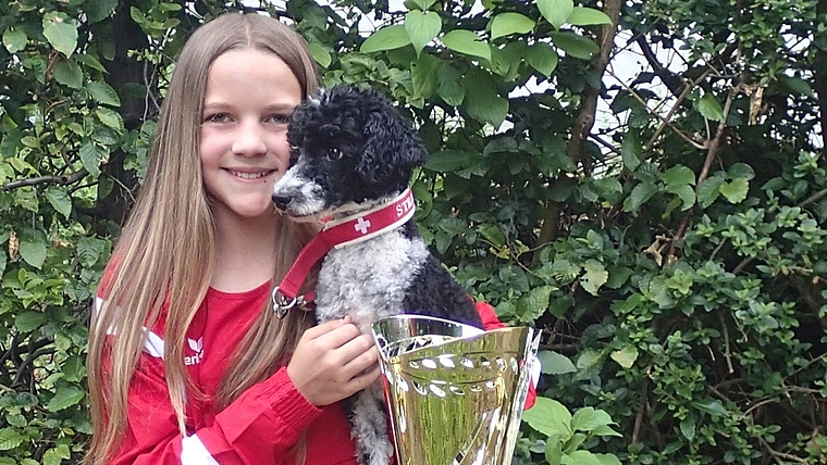 Antonia Lüthi und ihr Straccio wurden in zwei Läufen (Agility und Jumping) je Zweite. Dies reichte für den Gesamtsieg der Kategorie Children Medium. (Bild zvg.)