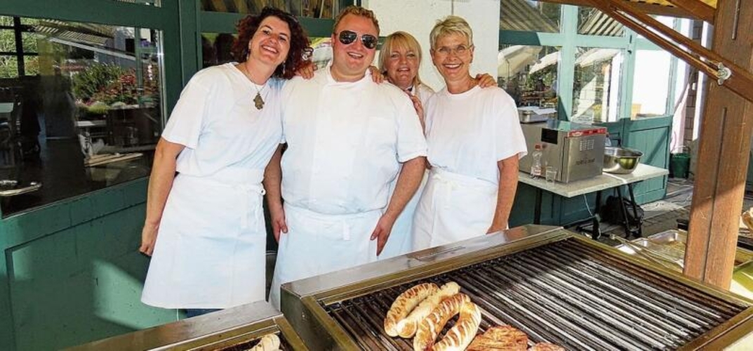 Die Grillcrew im Einsatz (von links): Sandra Ounalli, Simon Zumstein, Dijana Bosic und Brigitte Rüttimann.