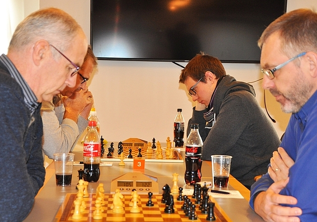 Werner Aeschbach (rechts) remisierte sicher, während Philipp Aeschbach (hinten rechts) am dritten Brett den ganzen Punkt eroberte. (Bild Kaspar Köchli)