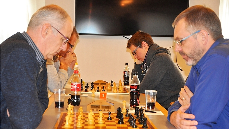 Werner Aeschbach (rechts) remisierte sicher, während Philipp Aeschbach (hinten rechts) am dritten Brett den ganzen Punkt eroberte. (Bild Kaspar Köchli)