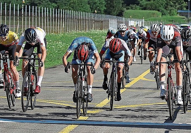 Hauchdünner Sprintentscheid am GP Ticino zugunsten von Elia Felsberger (Mitte) vor Hüne Victor Benareau (rechts). (Bild Flavio Genini)