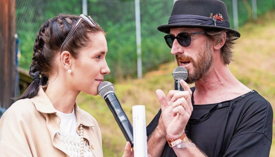 Führten im Duo durch die Wettkämpfe: Moderatorin Cloé Maria Salzgeber, Tochter von SRF-Moderator Rainer Maria Salzgeber, und Moderator Martin Misof.