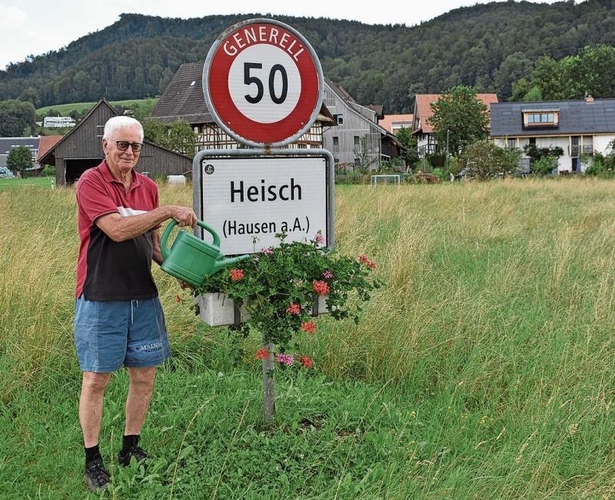 Blumenwart Kurt Gantenbein am Ortseingang von Heisch in Aktion.