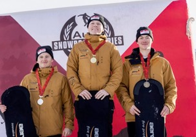 Schweizer U20-Meister Laurin Furrer strahlt auf dem Podest zwischen seinem grossen Bruder Julian (links) und Simon Maier. (Bild Dominic Steinmann)