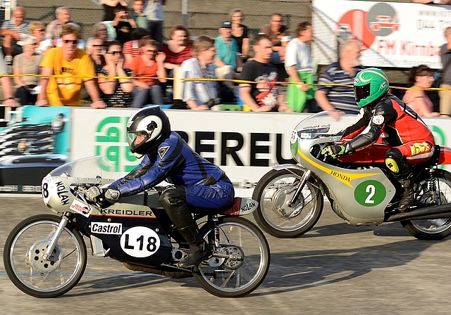 Die leichte 50-Kubik-Kreidler-Rennmaschine des Ebertswilers Dominik Muheim (vorne) schafft mit ihren 18 PS bis Tempo 200 km/h. (Bild Martin Platter)