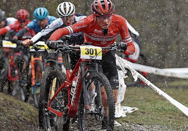 Timo Müller kämpft sich durch den Schneeregen auf Rang drei am Proffix Swiss-Bike-Cup-Auftakt letzten Sonntag in Leukerbad. (Bild Savanna Pearcey)