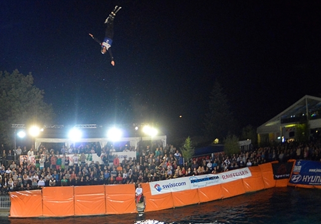 Höchstspannung im Nachtfinale. Den Abschluss machten die Skiakrobaten. (Bild Martin Platter)
