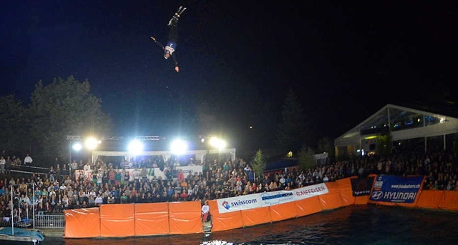 Höchstspannung im Nachtfinale. Den Abschluss machten die Skiakrobaten. (Bild Martin Platter)
