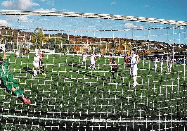 Tor oder nicht? Gäste-Keeper Bodenmann lenkt den Ball mit den Fingerspitzen über die Latte. (Bild Kaspar Köchli)