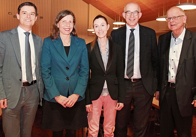 Vier Nationalräte und -rätinnen waren am Podium in Bonstetten (von links): Benjamin Fischer (SVP), Bettina Balmer (FDP), Meret Schneider (Grüne) und Gregor Rutz (SVP). Ganz rechts: Moderator Claude Wuillemin (SVP). (Bild Florian Hofer)
