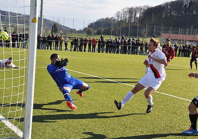 Francisco Constancio (rechts) erzielt auf Pass von Oleg Dukhnich das 3:0 für die Rotschwarzen. (Bild Kaspar Köchli) 