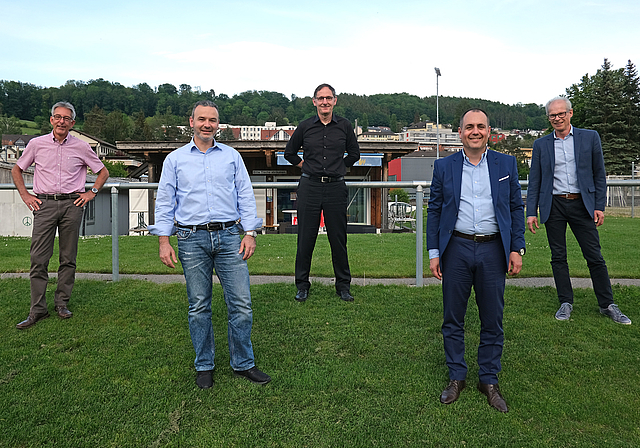 Informeller Besuch von Regierungsrat Mario Fehr auf dem Sportplatz Moos in Affoltern. Von links: René Kälin, Gemeindepräsident Mettmenstetten, Marcello Musio, Präsident FC KMM, Regierungsrat Mario Fehr, Ferruccio Gusmini, Präsident FCA und Marti