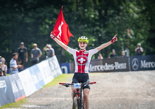 Die Gemeinde Kappel hat ihre erste Weltmeisterin: Jacqueline Schneebeli aus Hauptikon gewinnt Gold an den Mountainbike-Weltmeisterschaften in Mont-Sainte-Anne. (Fotos Armin Künstenbrück)
