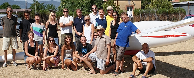 Die Schweizer Crew inklusive Bodenmannschaft. Die Ämtler Piloten obere Reihe: 5.v.l.: Felix Schneebeli, 6.v.l.: Ueli Messmer, 7.v.l.: Julia Reich, 9.v.l Stefan Sidler, 3.v.r.: Dirk Reich, 2.v.r. Sandra Meisser, ganz rechts: Josef Nietlisbach. Ämtle