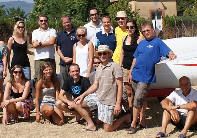 Die Schweizer Crew inklusive Bodenmannschaft. Die Ämtler Piloten obere Reihe: 5.v.l.: Felix Schneebeli, 6.v.l.: Ueli Messmer, 7.v.l.: Julia Reich, 9.v.l Stefan Sidler, 3.v.r.: Dirk Reich, 2.v.r. Sandra Meisser, ganz rechts: Josef Nietlisbach. Ämtle