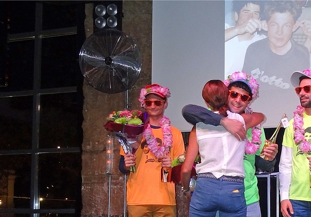 Siegerpodest mit den Gratulanten Sonny Schönbächler und Conny Kissling. (Bilder zvg.)Ja, sie will! Antrag auf der Bühne.Renato Ulrich, Andreas Isoz und Thomas Lambert (v.l.) empfangen ihre Gäste.Die Verbandspräsidenten Urs Lehmann und Helmut Sch