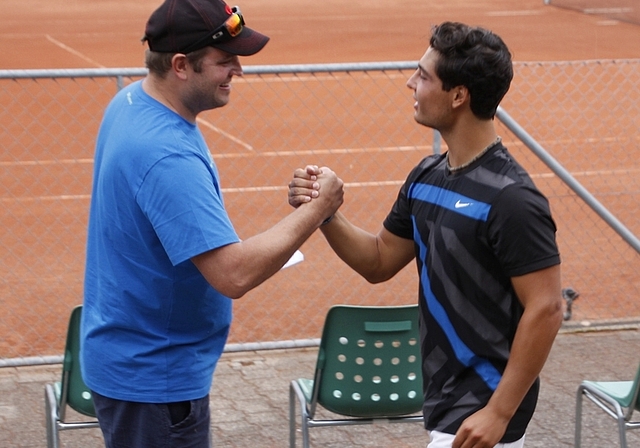 Shakehand: Turnierpräsident Frederick Marek (links) und Umberto Setter, Sieger N4-R2.