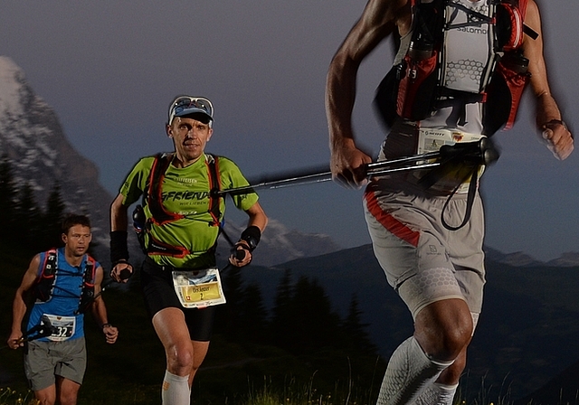 In der Morgendämmerung unterwegs.Adrian Brennwald hat keine Zeit, das Bergpanorama zu geniessen. (Bilder zvg.)Durchbeissen – das gehört dazu.