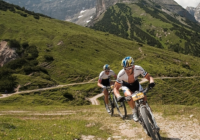 Karl Platt (vorne) und Urs Huber haben ihre hochgesteckten Ziele an der Bike-Transalp nicht ganz erreicht: Rang 4. (Bild BIKE Transalp)